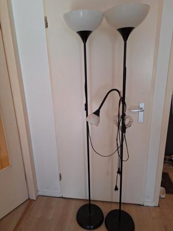 2 staande lampen, 1 met leeslamp