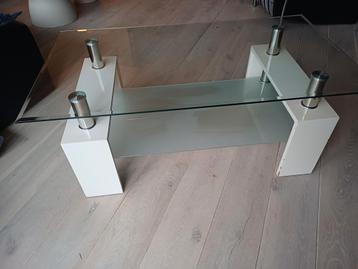 Moderne witte salontafel met glazen tafelblad