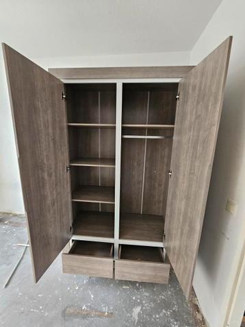 Mooie houten kast met veel opbergruimte