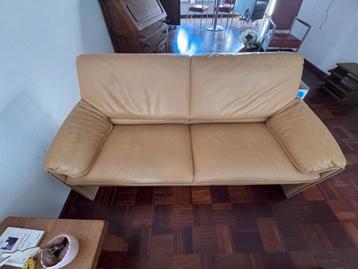 Lederen bank,  twee zits. zachtgeel MOET ZSM WEG