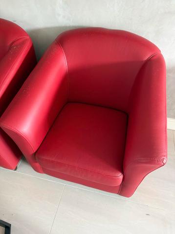 Rode leren stoeltjes met gebruikerssporen