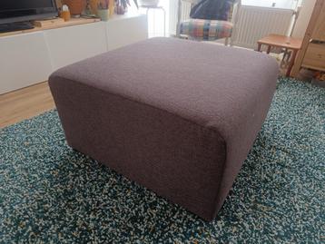 Mooie vierkante poef van stof