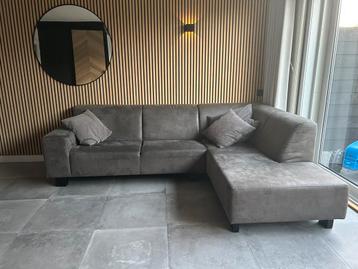 GRATIS Hoekbank grijs zonder kussens.