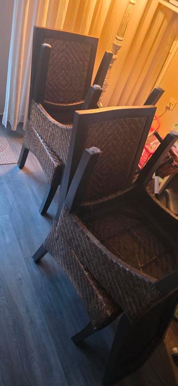 Gratis 4 stevige stoelen af te halen