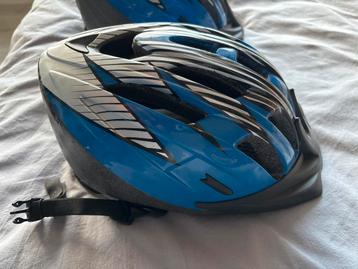 Twee Fietshelmen - maat L/XL