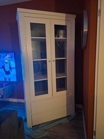 Gratis op dte halen. Kast - kan een likje verf gebruiken