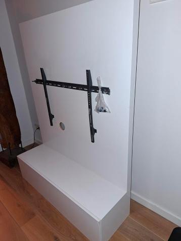 Zwevende witte tv-kast met Vogel tv-beugel