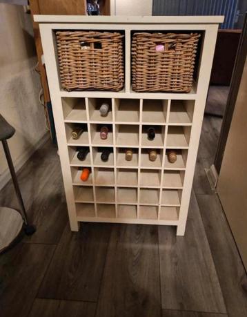 Wijnkast met opbergmanden