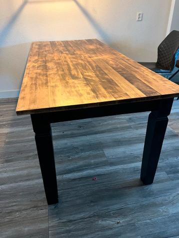 Mooie houten eettafel gratis