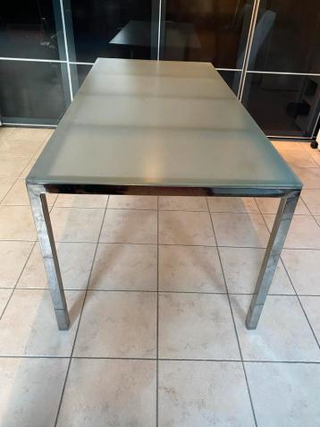 Vergadertafel met chromen onderstel en melkglazen blad