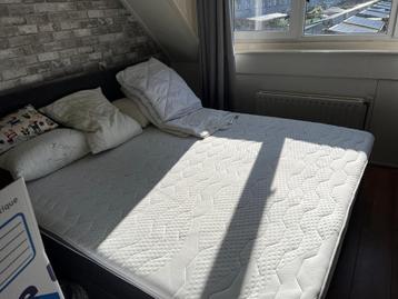Boxspring met hoofdbord en topper grijs 180 gratis