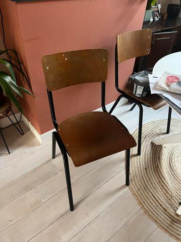 Twee ‘school’stoelen gratis af te halen