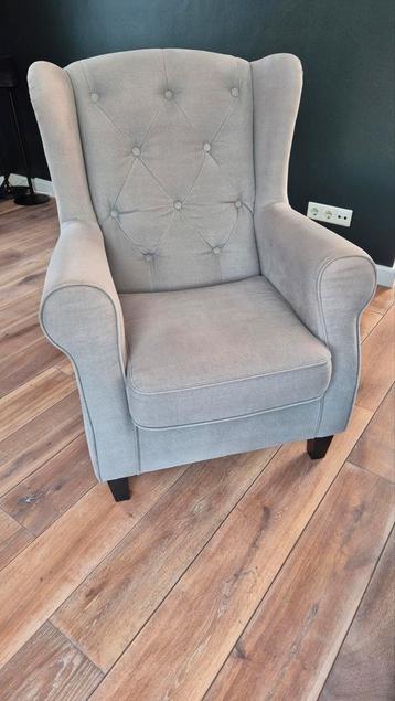 Lichtgrijze oorfauteuil met gebruikssporen - Gratis