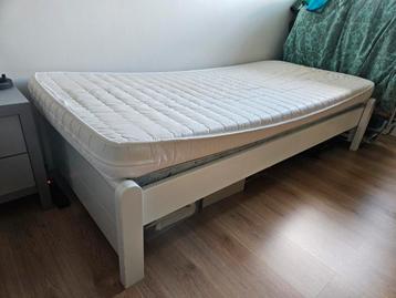 Bedframe en twee matrassen, 90cm × 200cm