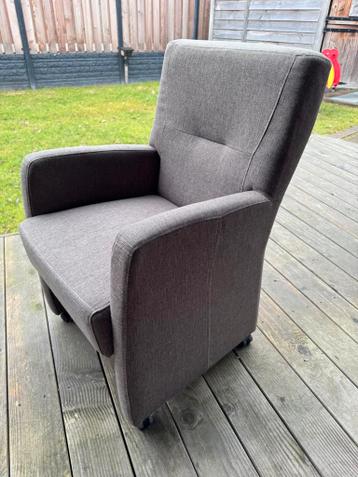 2 eettafel stoelen op wieltjes