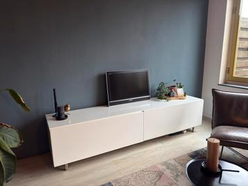 Witte ‘TV’ kast met grote lades