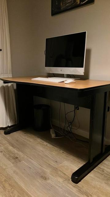 Bureau met gootstuk voor kabels