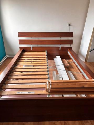 Stevig bruin bed 140x200