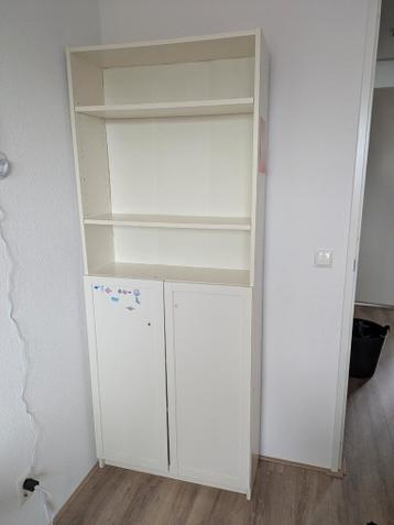 Kledingkast met deuren en planken