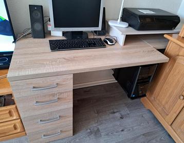 Bureau + beeldscherm/muis/toetsenbord en boxen