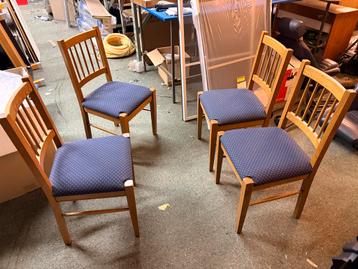 Set van 4 houten eetkamerstoelen met blauwe zitting