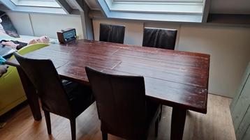 Stevige eettafel met 4 stevige stoelen