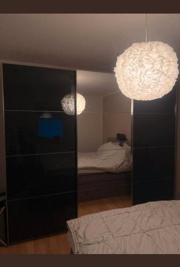 Ruime kledingkast met schuifdeuren