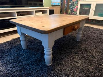 Houten salontafel met lade