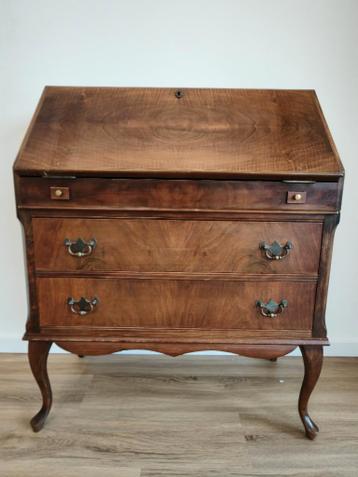 gratis acient small table and closet