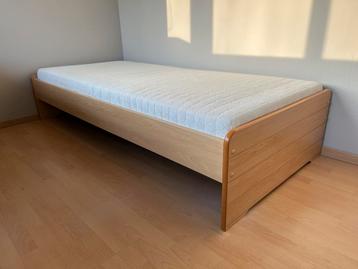 Zeer net bed (215 lang, compleet met dekbed)