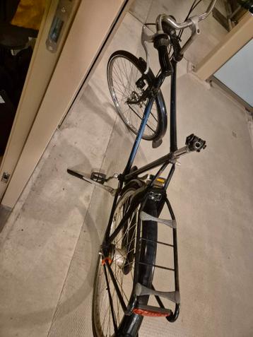 Kapotte fiets voor onderdelen/ijzer