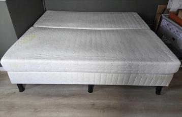 Twee 1-persoons boxsprings gratis af te halen