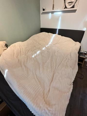 *gratis* Bed (alleen ombouw, zonder het matras) 160x200