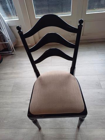 Gratis op te halen: 4 eetkamerstoelen
