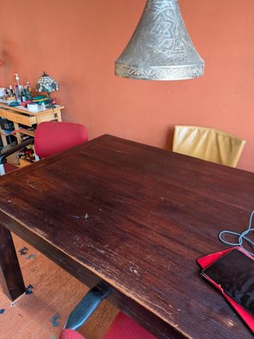 Zware houten eettafel - 1.80 cm lang, moet geschuurd worden