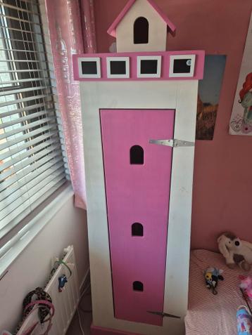 Unieke roze-witte vuurtorenkast