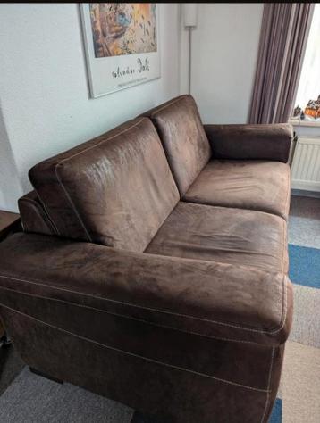 Gratis: Twee comfortabele suède banken