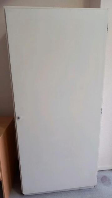 Eenvoudige kledingkast met hangruimte