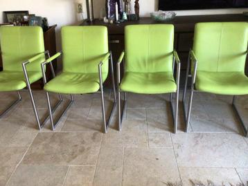 4 frisgroene leren eetkamerstoelen.