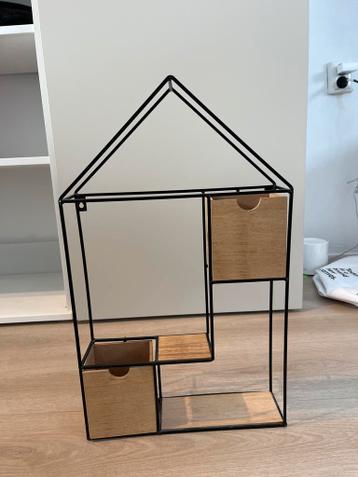Huisvormige wandrek met bakjes
