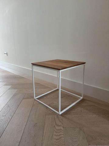 Stijlvol bijzettafeltje met eiken blad en metalen frame
