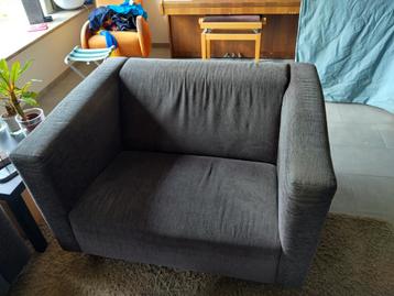 Kleine donkergrijze ribstof bank / love seat