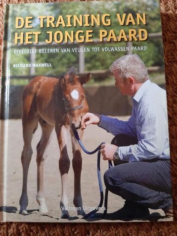 Te koop boeken over veulens en jonge paarden