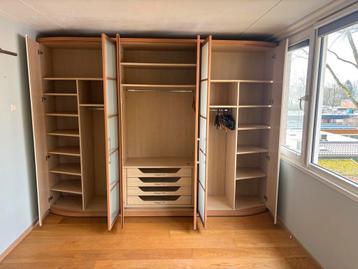Gratis: Grote kledingkast - 300cm breed