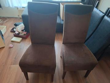 2 bruine eetkamer stoelen