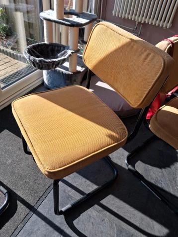 Okergele eethoekstoelen