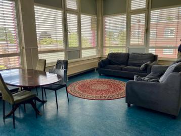 Gratis 3-zitsbanken en eetkamerstoelen