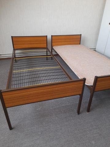 2 spiraal ledikanten gratis ophalen in Heinkenszand