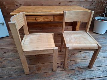 Twee houten kinderstoelen