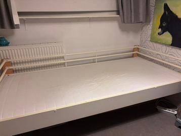 GRATIS. Eenpersoonsbed  zonder matras met lattenbodem